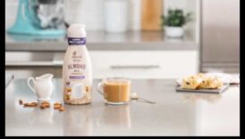 אושר בוקר: שפר את היום שלך עם לגימות חלב שקדים שמנת